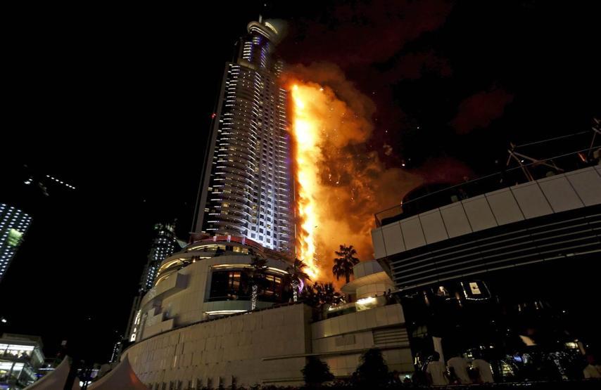 Dubaide 75 katlı gökdelende yangın