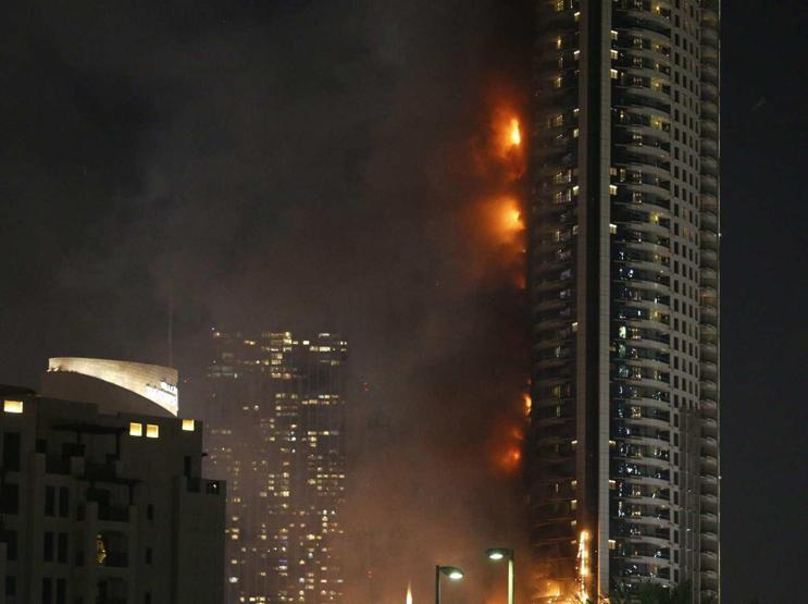 Dubaide 75 katlı gökdelende yangın