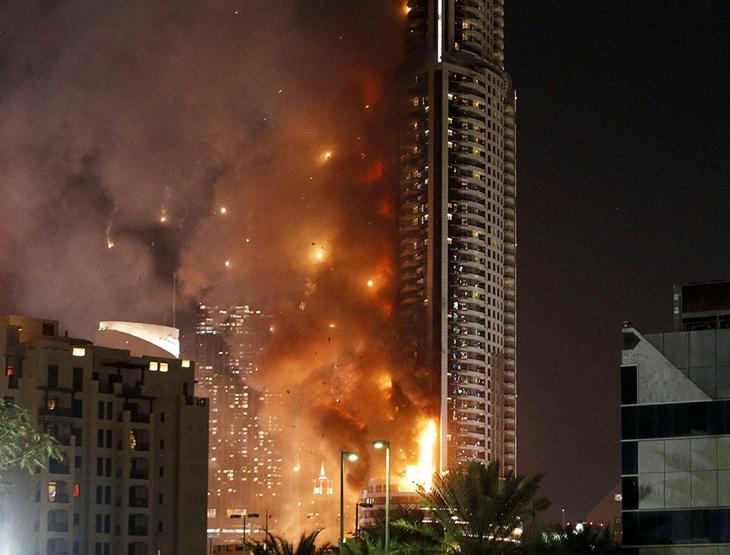 Dubaide 75 katlı gökdelende yangın