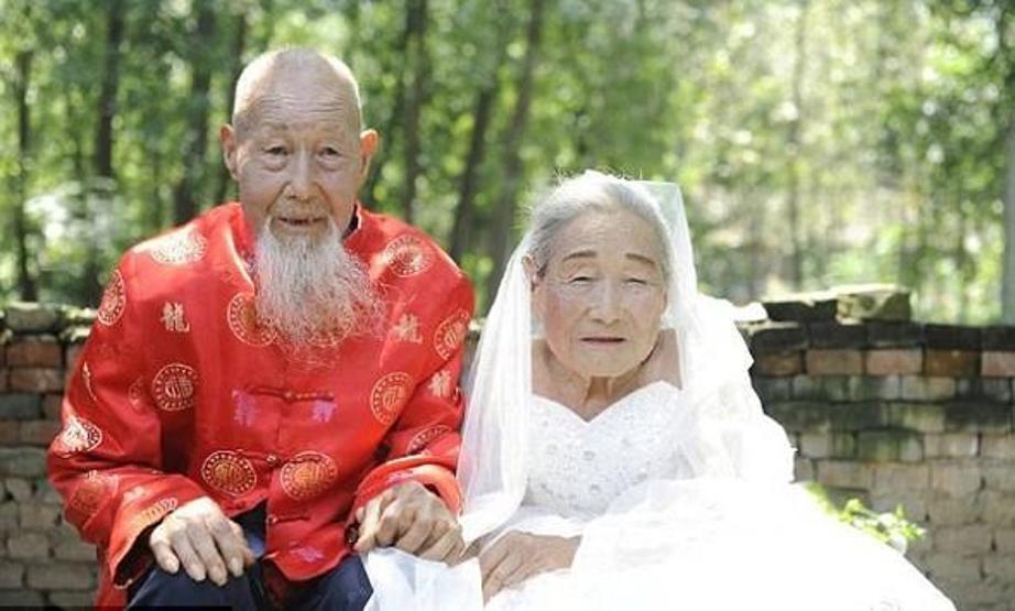 Düğün fotoğrafı için 80 yıl beklediler