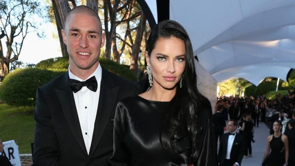 Adriana Lima yeni sevgilisi Julian Edelmanla el ele