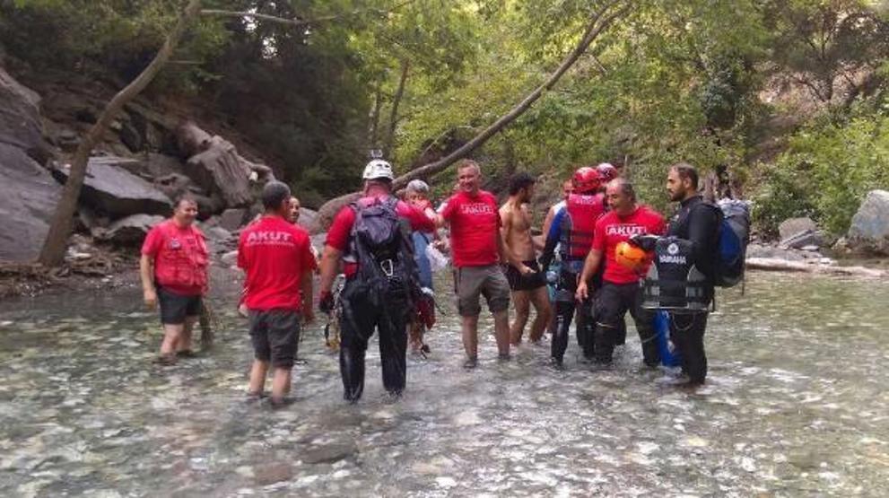 Kanyonda 17 saat mahsur kalan gençler kurtarıldı