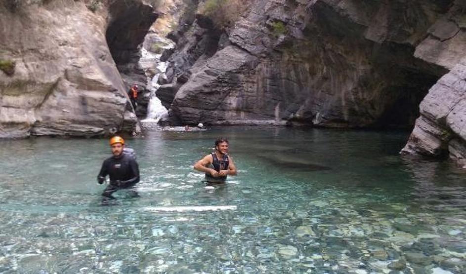 Kanyonda 17 saat mahsur kalan gençler kurtarıldı