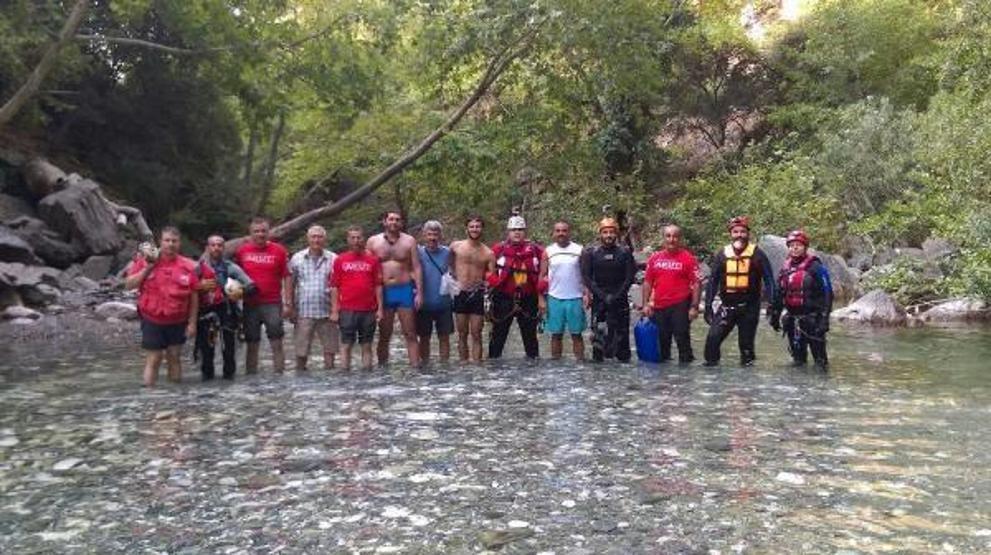 Kanyonda 17 saat mahsur kalan gençler kurtarıldı