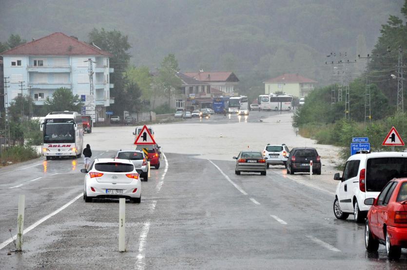 Sağanak yağmur sel oldu, Bartını denize sürükledi