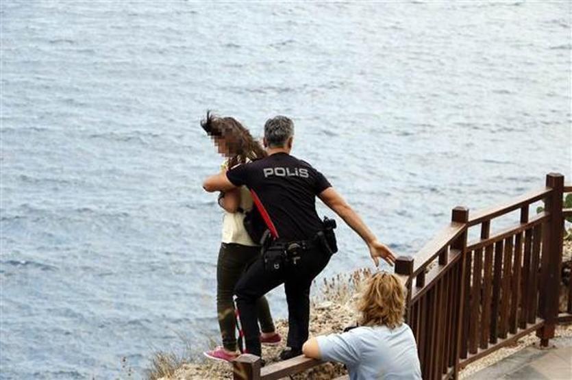 Kahraman polis intihar etmek isteyen kadını kurtardı