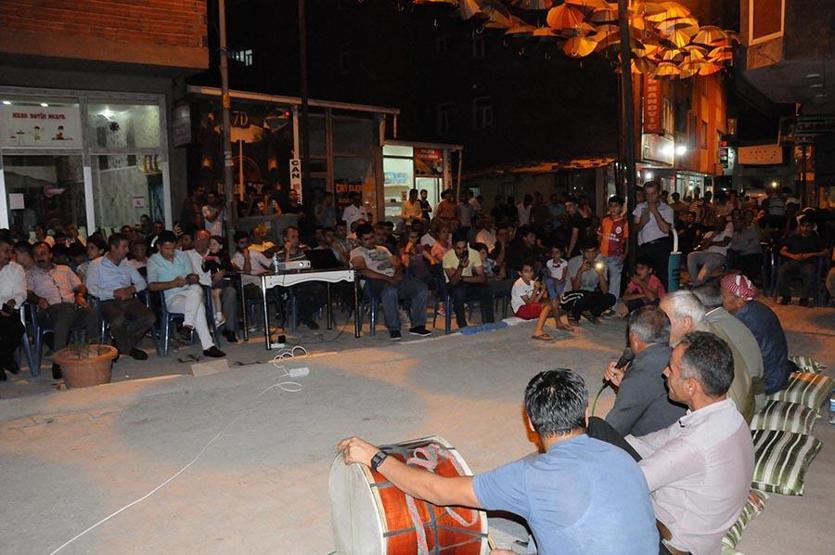 İlçeye dönüştürülecek kentin sakinleri Hakkari il kalsın nöbetine başladı