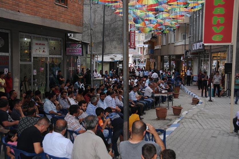 İlçeye dönüştürülecek kentin sakinleri Hakkari il kalsın nöbetine başladı