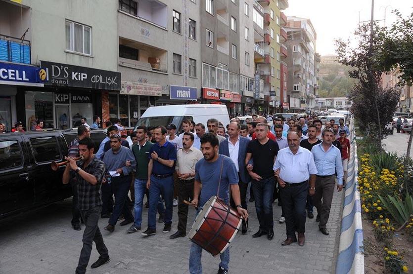 İlçeye dönüştürülecek kentin sakinleri Hakkari il kalsın nöbetine başladı