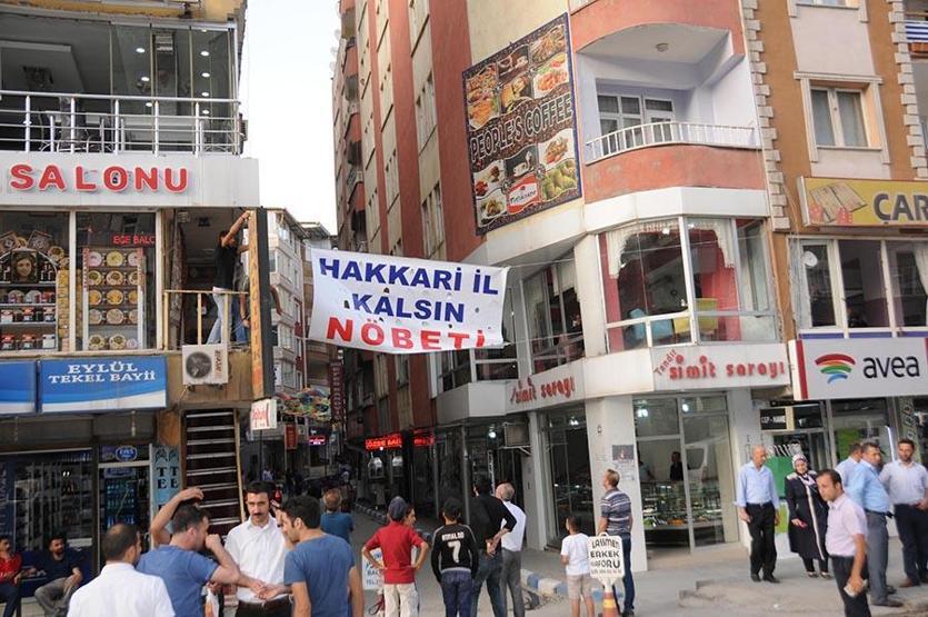 İlçeye dönüştürülecek kentin sakinleri Hakkari il kalsın nöbetine başladı