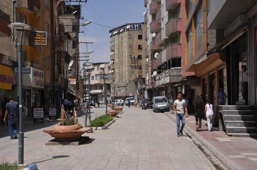 TBMMnin kararıyla Hakkari sevince, Yüksekova yasa boğuldu