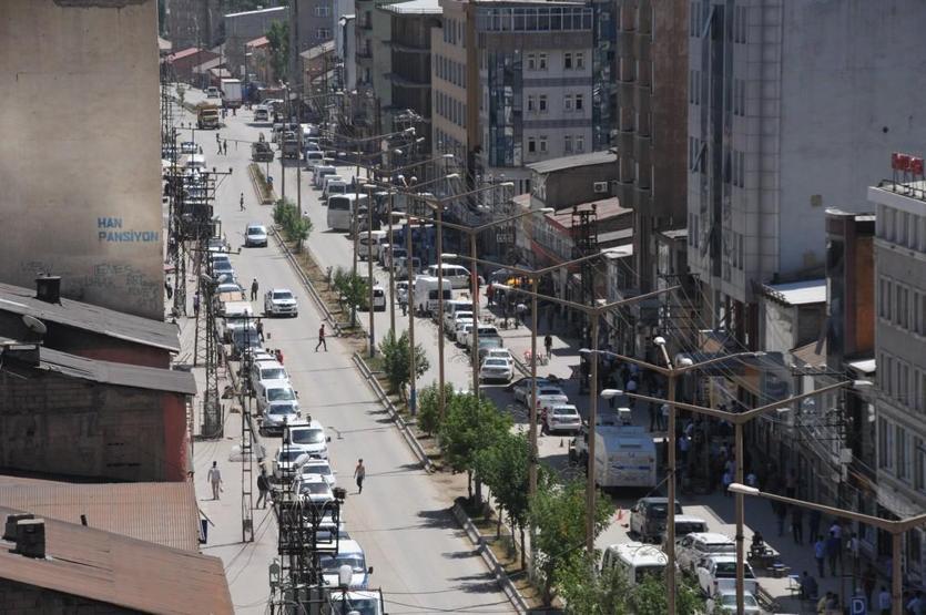 TBMMnin kararıyla Hakkari sevince, Yüksekova yasa boğuldu