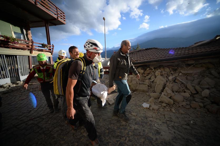 İtalyadaki depremden ilk kareler