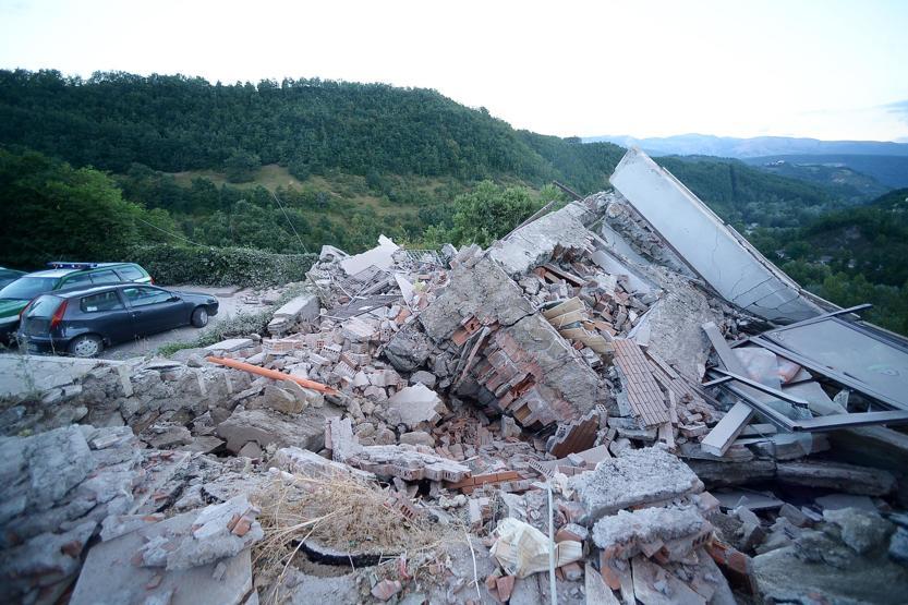 İtalyadaki depremden ilk kareler