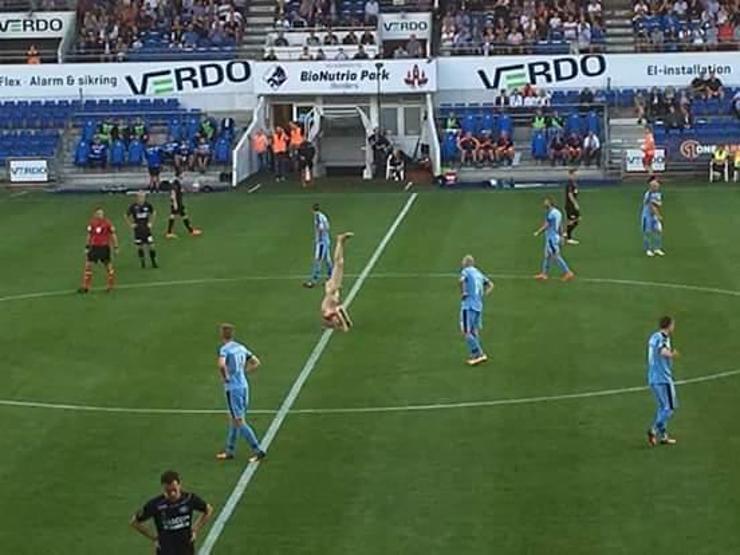 Eski futbolcu sahaya çıplak girip yoga yaptı amuda kalktı
