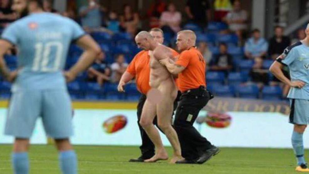 Eski futbolcu sahaya çıplak girip yoga yaptı amuda kalktı