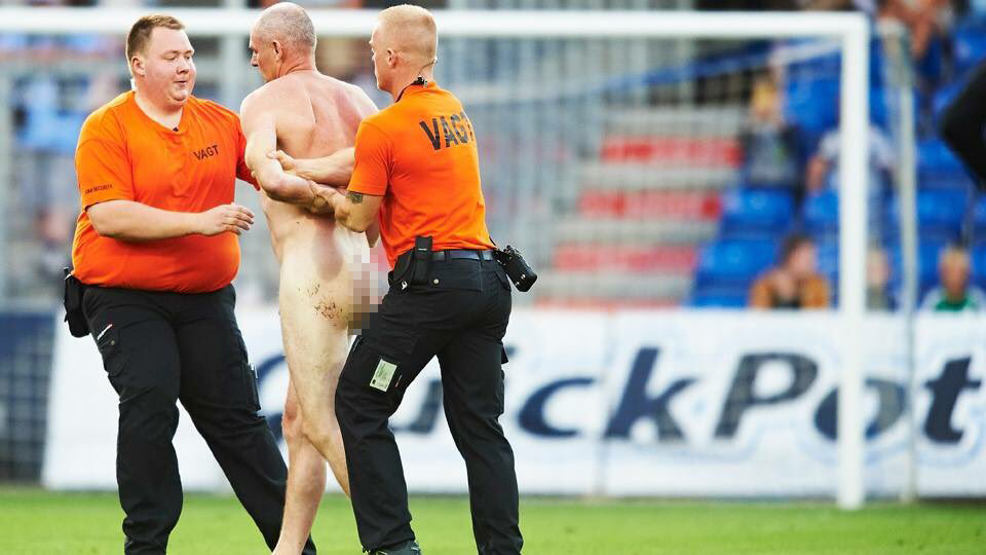 Eski futbolcu sahaya çıplak girip yoga yaptı amuda kalktı