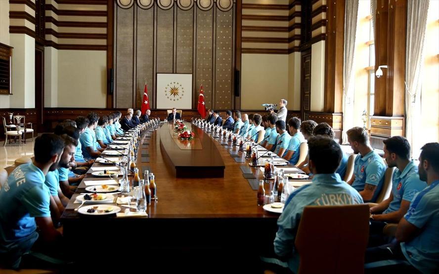 Cumhurbaşkanı Erdoğan A Milli Takımı kabul etti