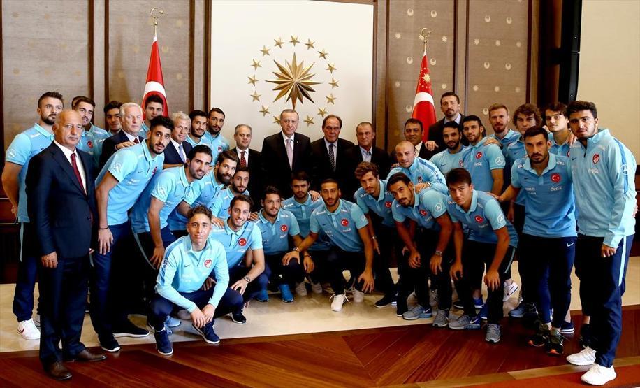 Cumhurbaşkanı Erdoğan A Milli Takımı kabul etti