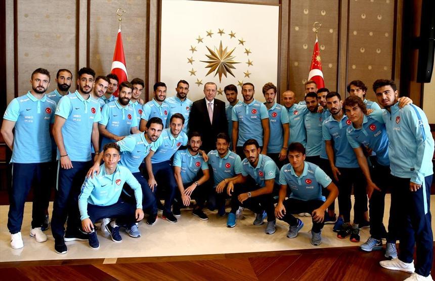 Cumhurbaşkanı Erdoğan A Milli Takımı kabul etti