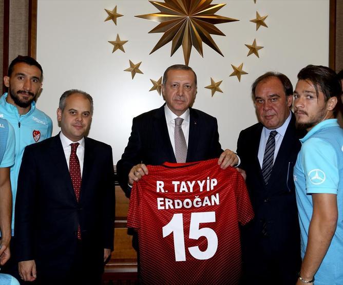 Cumhurbaşkanı Erdoğan A Milli Takımı kabul etti