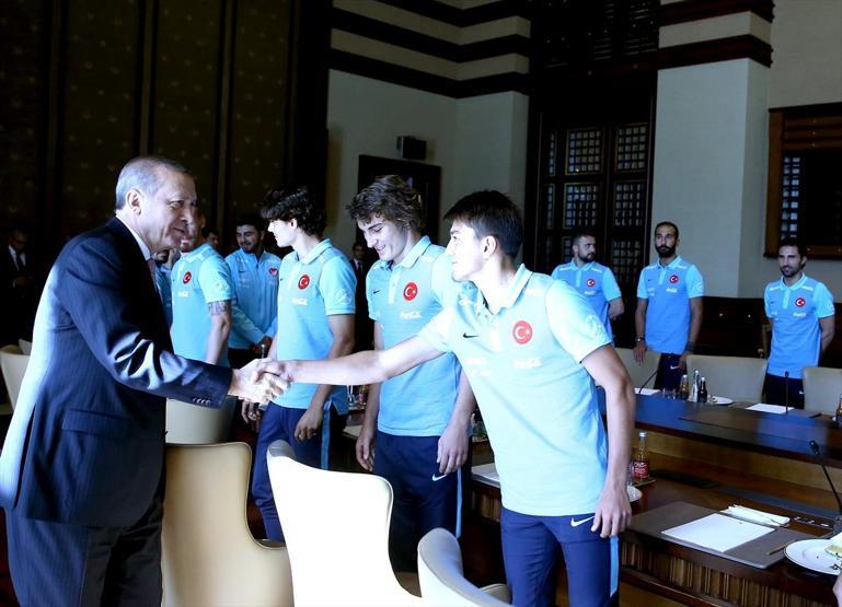 Cumhurbaşkanı Erdoğan A Milli Takımı kabul etti