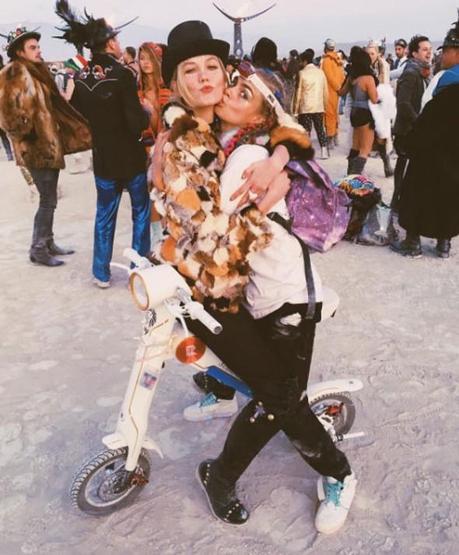 Burning Mane ünlüler akın etti