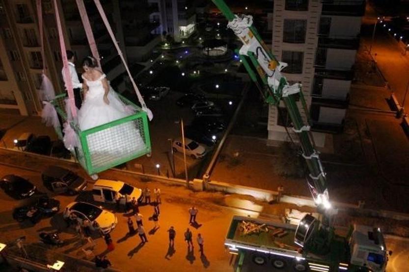 Damat ve gelin evlerine vinçle çıktılar