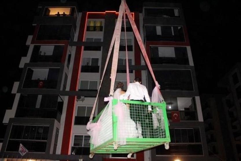 Damat ve gelin evlerine vinçle çıktılar