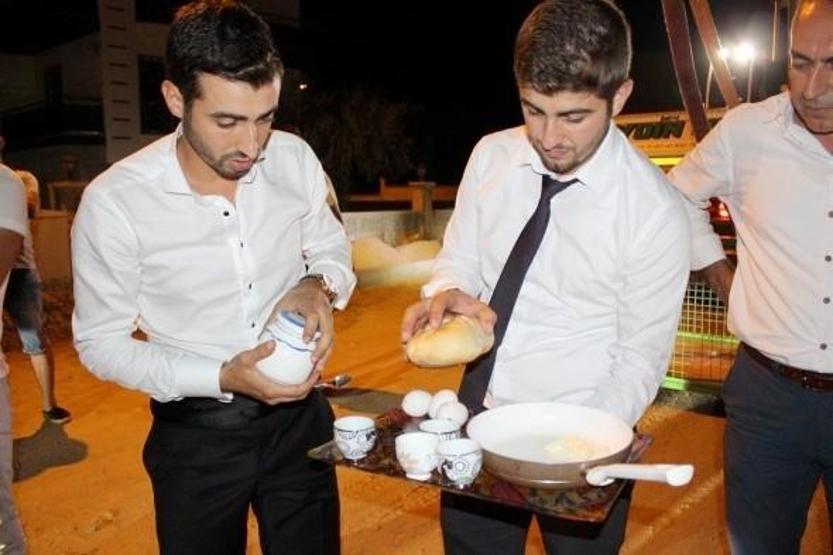 Damat ve gelin evlerine vinçle çıktılar