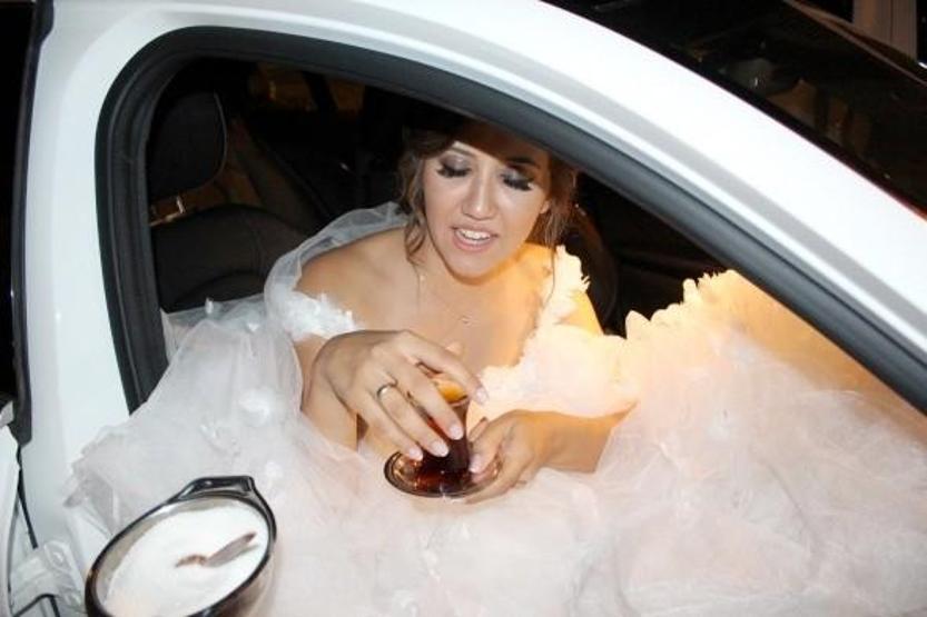 Damat ve gelin evlerine vinçle çıktılar