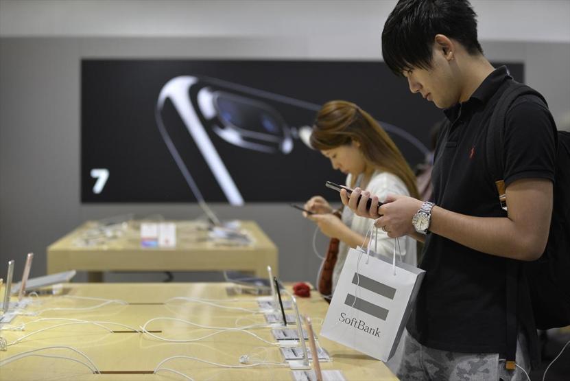 iPhone 7 için sabahladılar