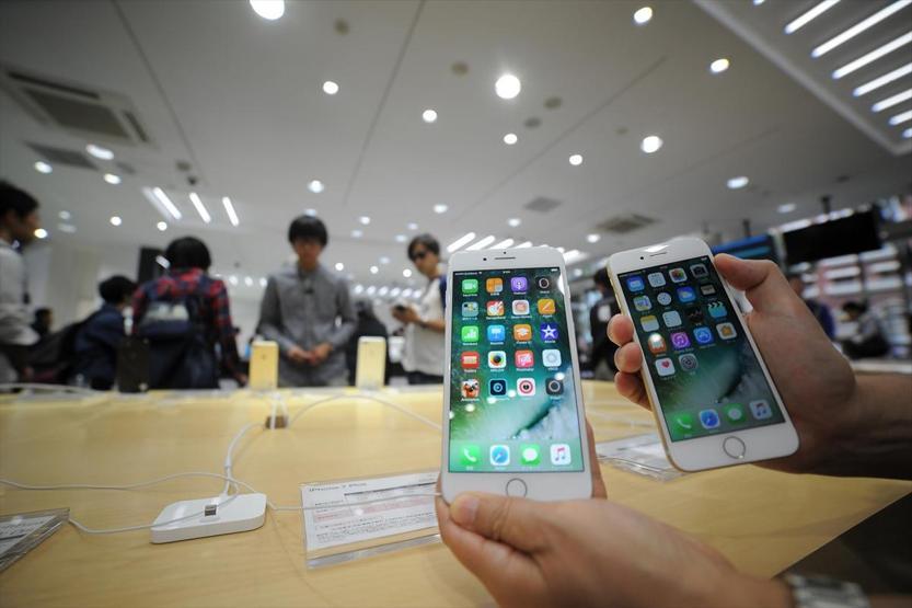 iPhone 7 için sabahladılar