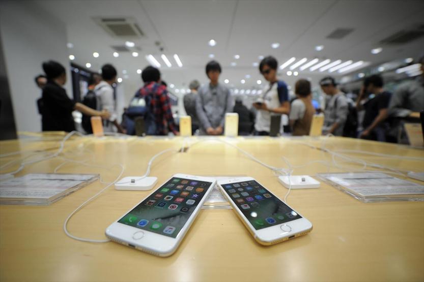 iPhone 7 için sabahladılar
