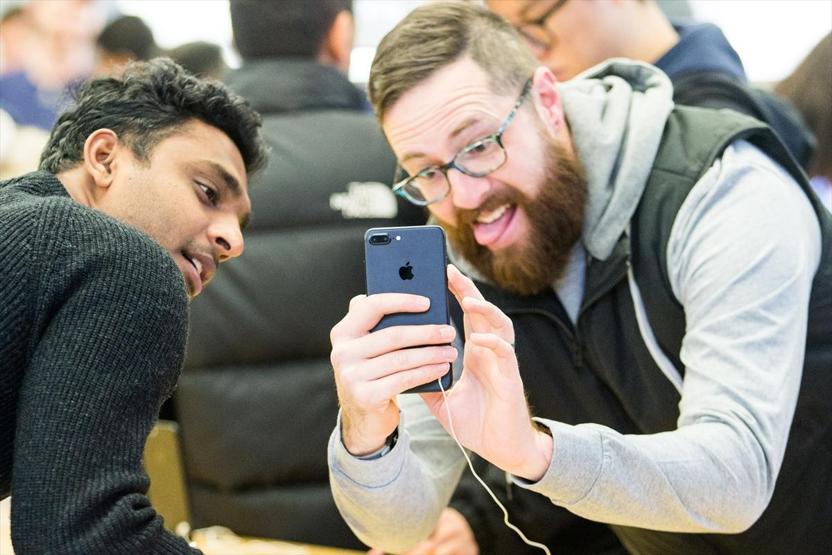 iPhone 7 için sabahladılar