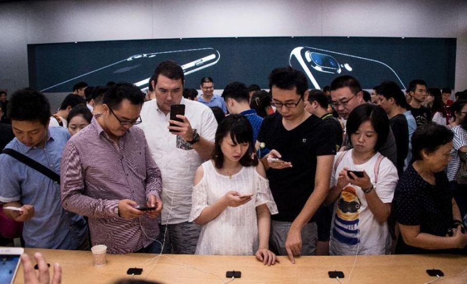 iPhone 7 için sabahladılar