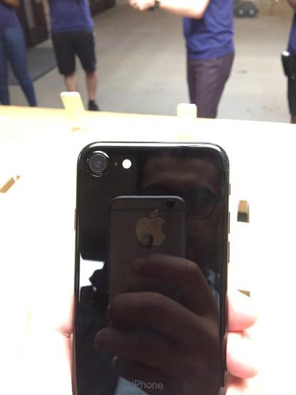 iPhone 7 için sabahladılar