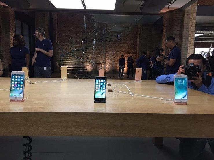 iPhone 7 için sabahladılar