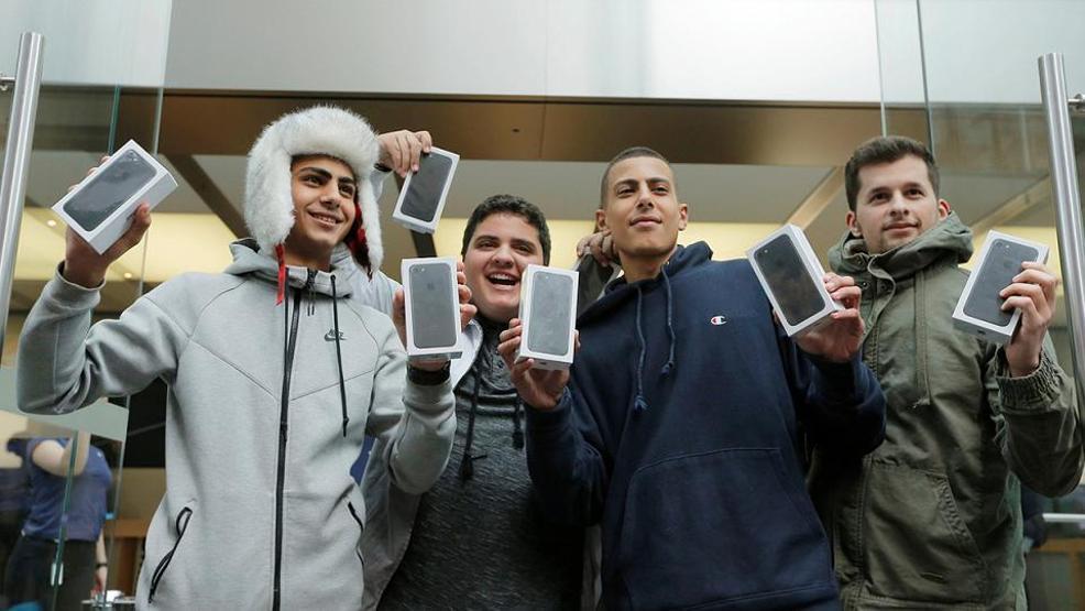 iPhone 7 için sabahladılar