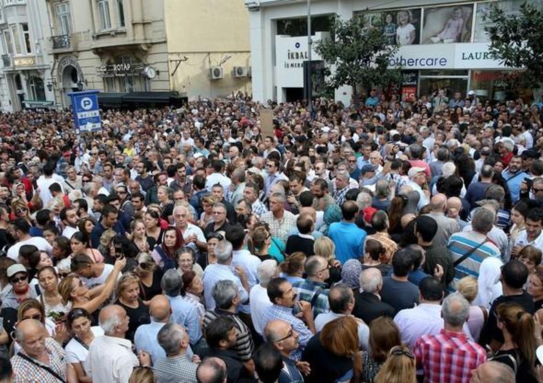 Tarık Akanın cenaze törenine binlerce kişi katıldı