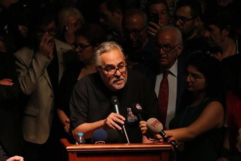 Tarık Akanın cenaze törenine binlerce kişi katıldı