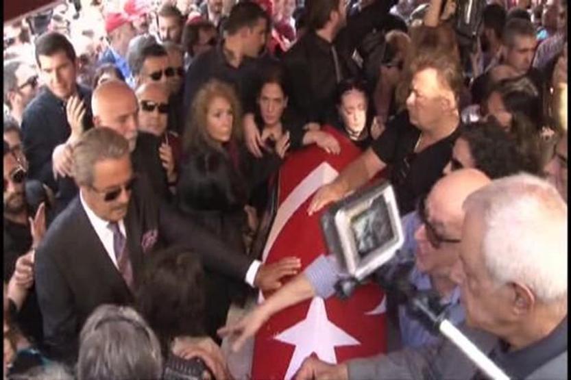 Tarık Akanın cenaze törenine binlerce kişi katıldı