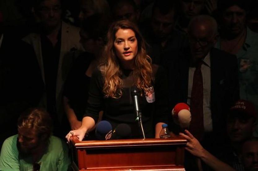 Tarık Akanın cenaze törenine binlerce kişi katıldı