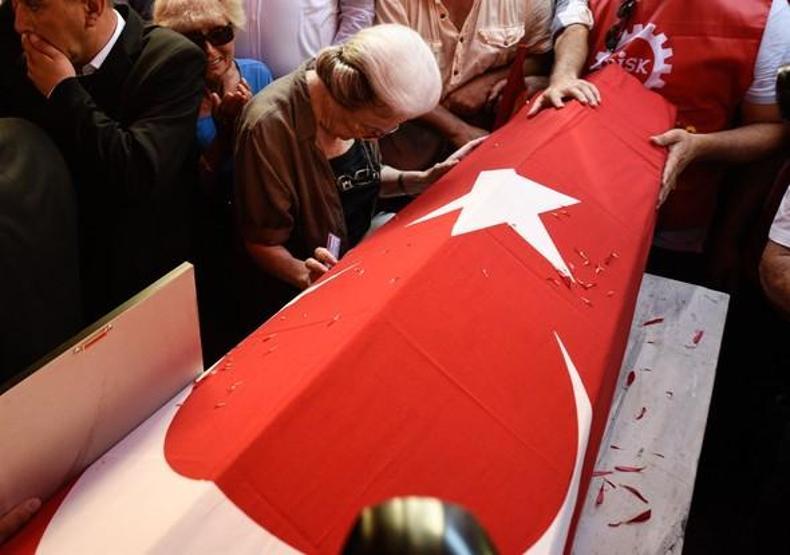 Tarık Akanın cenaze törenine binlerce kişi katıldı