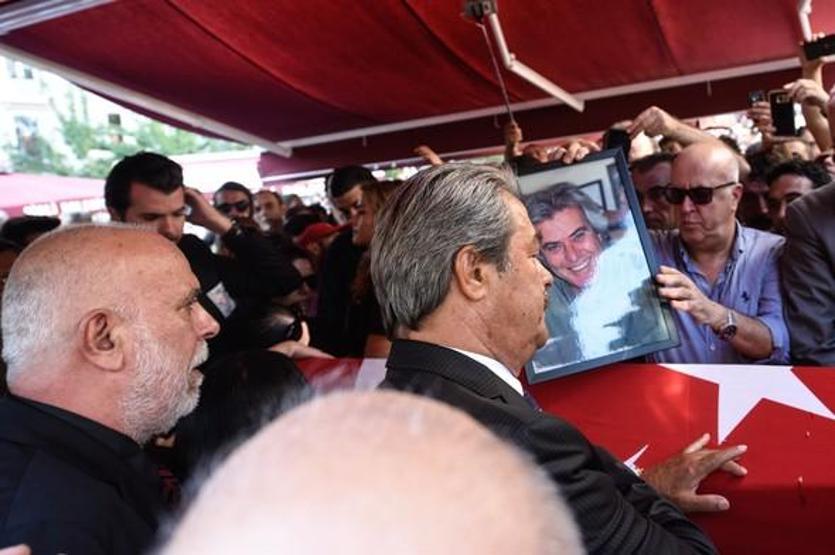 Tarık Akanın cenaze törenine binlerce kişi katıldı