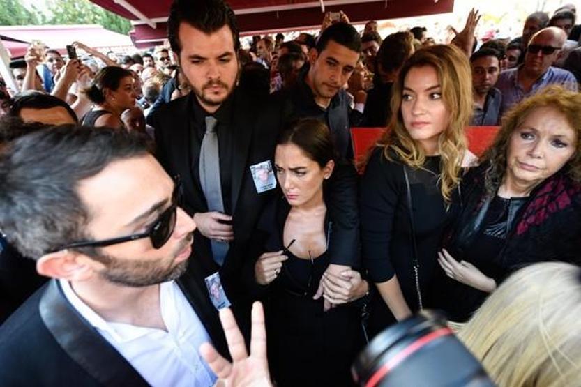 Tarık Akanın cenaze törenine binlerce kişi katıldı