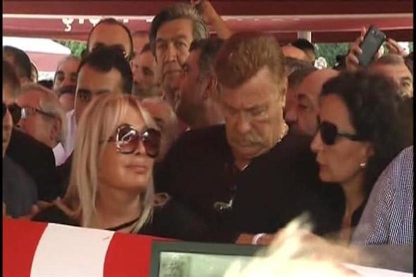 Tarık Akanın cenaze törenine binlerce kişi katıldı
