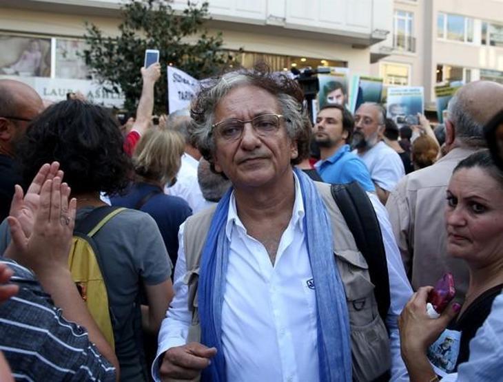 Tarık Akanın cenaze törenine binlerce kişi katıldı
