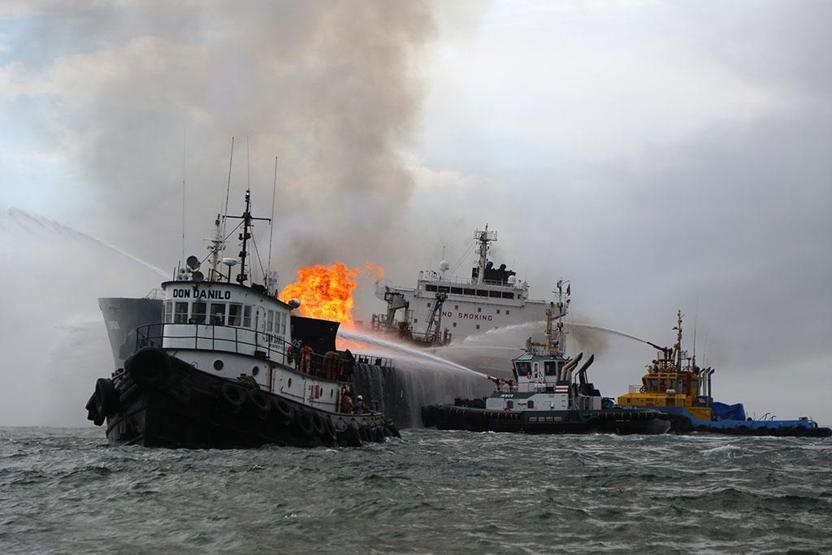 Dev tanker alev alev yanıyor