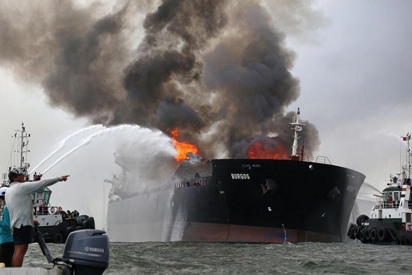 Dev tanker alev alev yanıyor